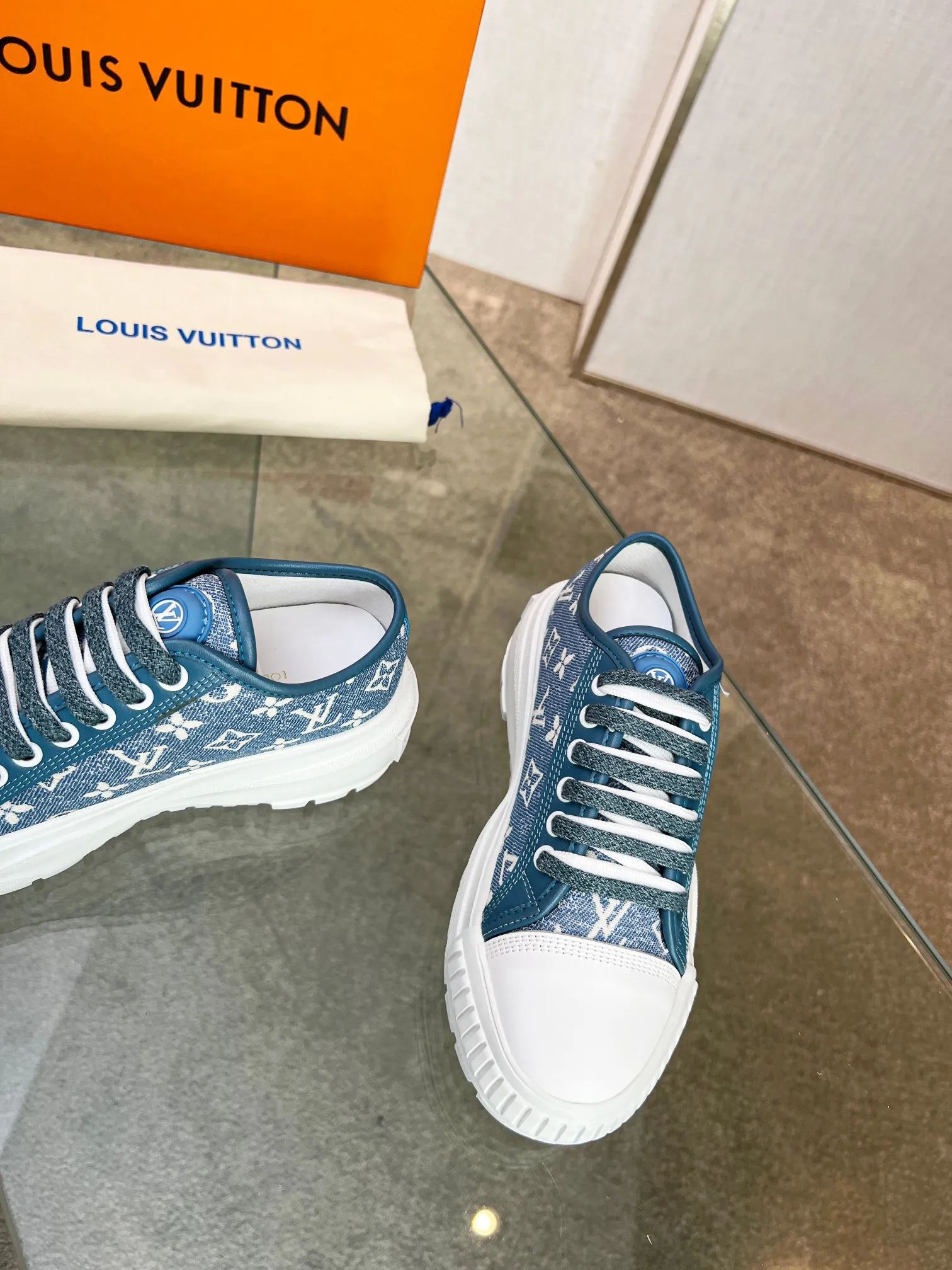 👟👟Ex-factory price 440👟👟 This LV Squad sneaker is made of Monogram denim to stretch out the midsummer comfort. The same color leather outlines the edges, the rubber LV Circle logo embellishes the tongue, and the thick yet lightweight rubber outsole upgrades the comfort again. Yardage: 35-41.